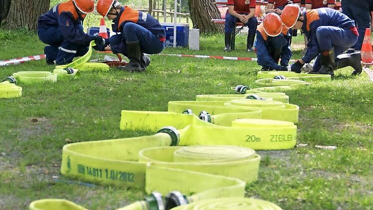 Natürlich gehörten auch klassische Feuerwehr-Fertigkeiten wie das Zusammenkoppeln von Schläuchen zu den Aufgaben beim "Action Day".