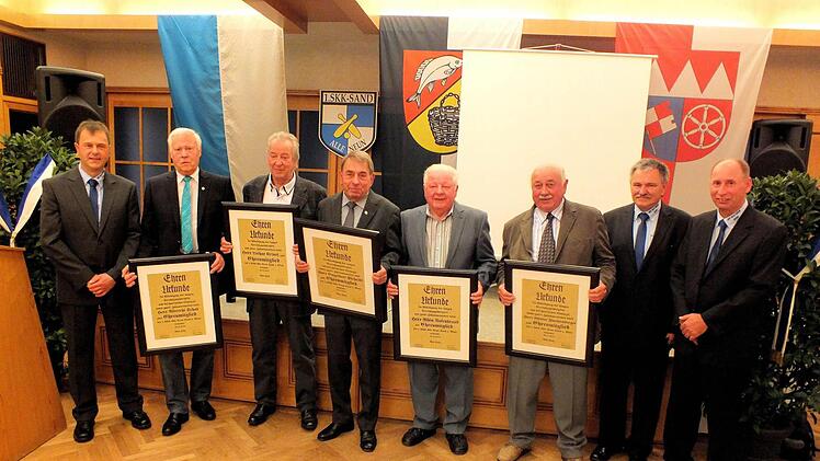 Im Rahmen des Ehrenabends ernannte der SKK Alle Neun sieben neue Ehrenmitglieder. 1. Vorsitzender Jochen Sauer (links) sowie (von rechts) 2. Vorstand Peter Deschner und Ehrenvorsitzender Ernst Albert überreichten die Ernennungsurkunden an (weiter von links): Albrecht Schad, Lothar Krines, Engelbert Pscheidl, Albin Angenbrand und Günther Flachsenberger. Es fehlen die ebenfalls geehrten Eduard Pfaff und Heinz Reuß.Foto: Alfons Beuerlein