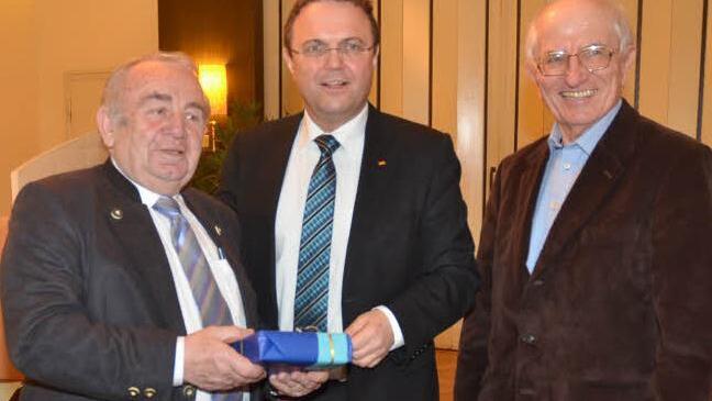 MdB Hans-Peter Friedrich (Mitte) und der Ehrenlandesvorsitzende der CSA, Peter Keller, dankten Heinz Hausmann (links) für sein 28-jähriges Engagement als Vorsitzender der CSA Oberfranken. Foto: Karl-Heinz Hofmann