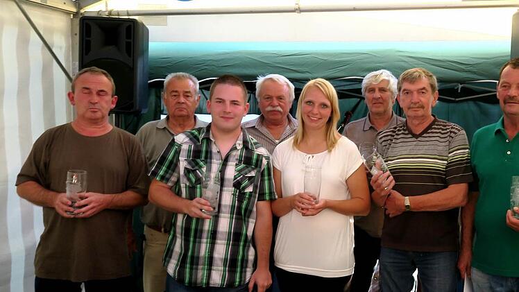Vorstand mit ehemaligen und jetzigen Jugendleitern (Zweiter von rechts: Roland Schuldes)