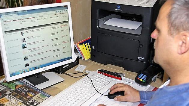 Bernd Ebert freut sich &uuml;ber die Premium-Tickets, die er im FT-Servicepoint in seinem Reiseb&uuml;ro zus&auml;tzlich verkaufen kann. Foto: Ralf Kestel