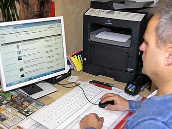 Bernd Ebert freut sich über die Premium-Tickets, die er im FT-Servicepoint in seinem Reisebüro zusätzlich verkaufen kann. Foto: Ralf Kestel