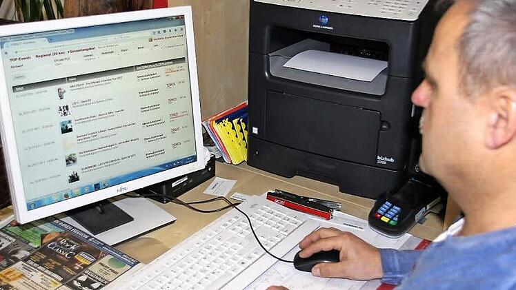 Bernd Ebert freut sich über die Premium-Tickets, die er im FT-Servicepoint in seinem Reisebüro zusätzlich verkaufen kann. Foto: Ralf Kestel