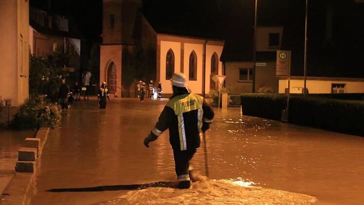 Merkendorf unter Wasser: Bis auf Kniehöhe stand den Feuerwehrleuten das Wasser im Bereich der Kirche.  Fotos: News5 / Merzbach