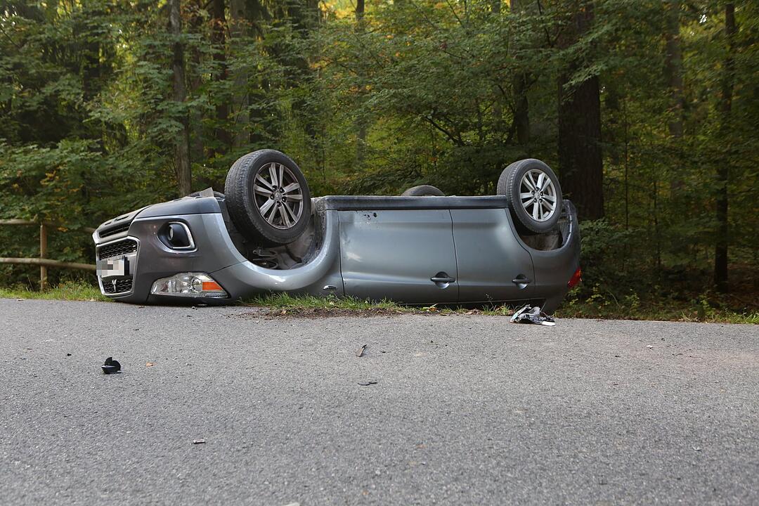 Auf Gegenfahrbahn geraten: Auto überschlägt sich im Kreis Erlangen-Höchstadt