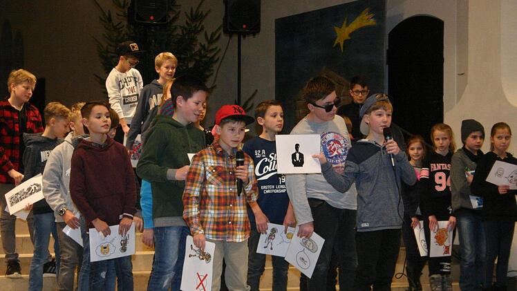 Einen Rap hört man nicht bei jedem Weihnachtskonzert. Die Klasse 5a überzeugte mit der Interpretation von "Mr. Pharao". Foto: Martin Rebhan