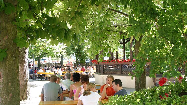 Der Mönchshof-Biergarten heute: Wird er weiterhin zum Verweilen einladen?  Foto: Dierl