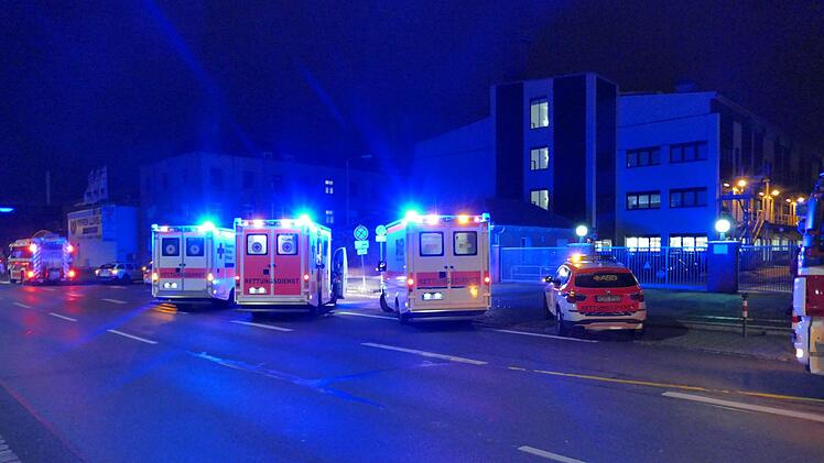 Im Eingangsbereich der Industriehalle in Nürnberg brannte ein Gabelstapler. Die Feuerwehr hatte mit dichtem Rauch zu kämpfen. Foto: NEWS5 / Oßwald