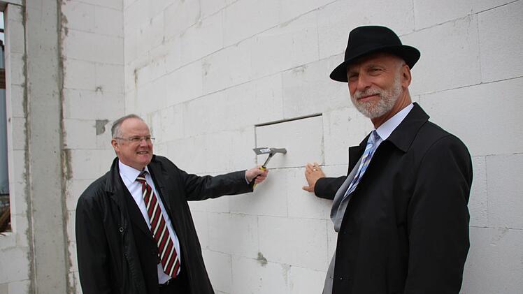 Manfred Zimmer (links) und OB Kay Blankenburg legen symbolisch den Grundstein. Foto: Benedikt Borst