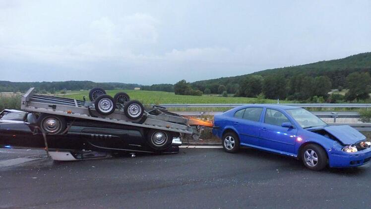 Unfall auf der A7: Der Käufer eines Oldtimers verunglückte am Samstagabend auf der Autobahn. Foto: Polizei