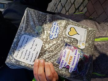 In der Innenstadt von Hof fand der kleine Fabian ein Geschenk einer anonymen Spenderin. Foto: privat