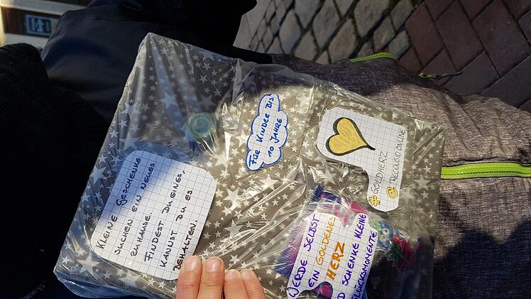In der Innenstadt von Hof fand der kleine Fabian ein Geschenk einer anonymen Spenderin. Foto: privat