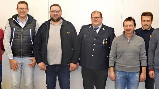 Der FCN-Fanclub "Rot-Schwarz" Neufang schüttete sein Füllhorn aus und überreichte Spenden. Das Bild zeigt von links Zweiten Fanclub-Vorsitzenden Frank Göppner, den Vorsitzenden der DJK/SV, Bernd Haderlein, den Vorsitzenden des Musikvereins, Marco Kotschenreuther, Feuerwehrkommandanten Dirk Göppner, Feuerwehrvorsitzenden Thomas Winterstein, Zweiten Kommandanten Nico Reißig und Fanclub-Vorsitzenden Ralf Förtschbeck. Foto: privat