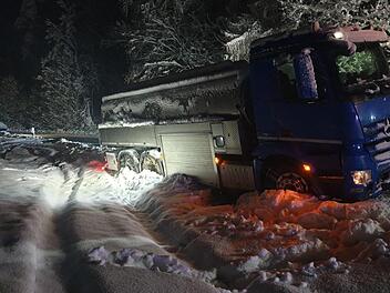 Neben der Beseitigung von zahlreichen umgestürzten Bäumen mussten die Feuerwehren bei Geschwand bei der Bergung eines Milchtransporters unterstützen. Foto: Kreisbrandinspektion Forchheim