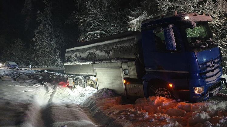 Neben der Beseitigung von zahlreichen umgestürzten Bäumen mussten die Feuerwehren bei Geschwand bei der Bergung eines Milchtransporters unterstützen. Foto: Kreisbrandinspektion Forchheim