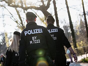 Alleine am Mittwoch kam es in Unterfranken zu 60 Polizeieinsätzen im Zusammenhang mit dem Coronavirus. Symbolbild: Matthias Balk/dpa