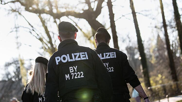 Alleine am Mittwoch kam es in Unterfranken zu 60 Polizeieinsätzen im Zusammenhang mit dem Coronavirus. Symbolbild: Matthias Balk/dpa