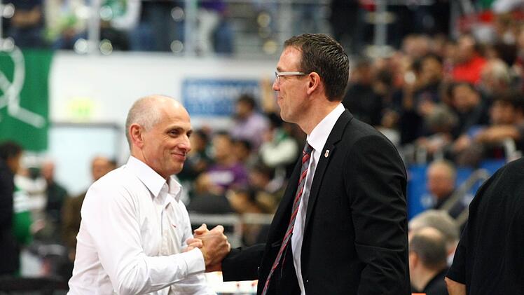 Ritual vor jedem Spiel: Wolfgang Heyder (links) wünscht Trainer Chris Fleming Glück. Foto: Archiv/sportpress