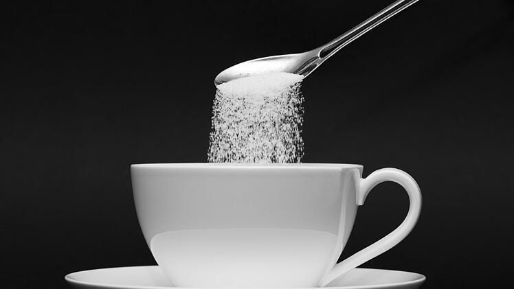 Auf den sozialen Medien geht gerade ein Trend um: Kaffee wird mit Salz verfeinert.