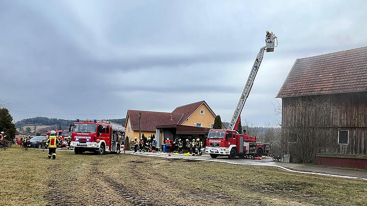 Kreis Bayreuth: Dachstuhl in Flammen - Feuerwehr verhindert bei nervenzehrendem Einsatz Schlimmeres
