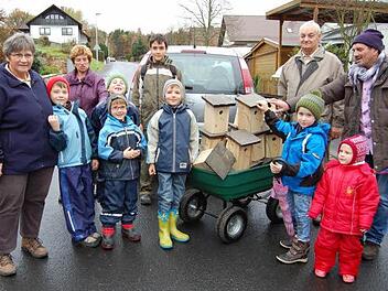 Die  Vorsitzende des Gartenbauvereins Reith, Maria Zier (links) und Kreisvorsitzende Irmgard Heinrich dankten  Christian (3.v.l. hinten),  der mit seinem Opa, Willi Döll, 20 Nistkästen gebaut hat. Mit Reinhold Schäferund fleißigen Kindern wurden die Nisthilfen aufgehängt.  Foto: Straub