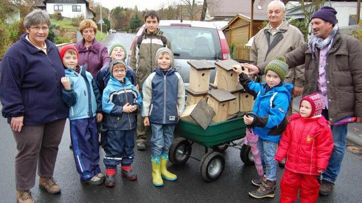 Die  Vorsitzende des Gartenbauvereins Reith, Maria Zier (links) und Kreisvorsitzende Irmgard Heinrich dankten  Christian (3.v.l. hinten),  der mit seinem Opa, Willi Döll, 20 Nistkästen gebaut hat. Mit Reinhold Schäferund fleißigen Kindern wurden die Nisthilfen aufgehängt.  Foto: Straub
