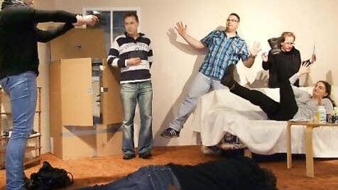 Schuss und...? Nein, eben nicht tot, auch wenn Hauptakteur Aaron Finalerdes eigentlich einen Killer bestellt hat. Foto: Berthold