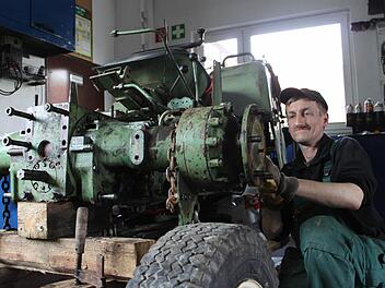Jürgen Münch kennt sich mit alten Traktoren und Unimogs bestens aus. In seiner Werkstatt zerlegt er die Maschinen manchmal fast bis zum letzten Einzelteil. Aber das muss so sein, wie bei dem Güldner-Traktor Baujahr 1960. Foto: Sebastian Martin