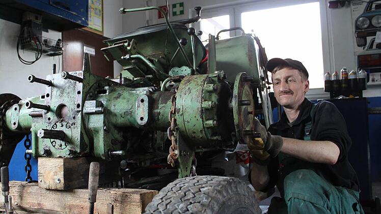 Jürgen Münch kennt sich mit alten Traktoren und Unimogs bestens aus. In seiner Werkstatt zerlegt er die Maschinen manchmal fast bis zum letzten Einzelteil. Aber das muss so sein, wie bei dem Güldner-Traktor Baujahr 1960. Foto: Sebastian Martin