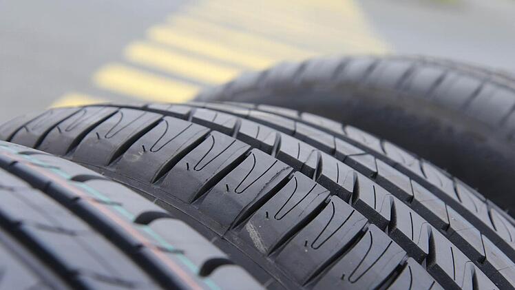 Drei Größen von Pkw-Reifen, die bei Michelin in Hallstadt ab 2014 nebeneinander produziert werden: 16-, 17- und 18-Zoll.
