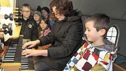 Susanne Trottmann ist für den Unterricht in der ersten und zweiten Jahrgangsstufe zuständig - auch Instrumentenkunde gehört dazu. Die Kinder sind von der Orgel der evangelischen Kirche ganz begeistert.