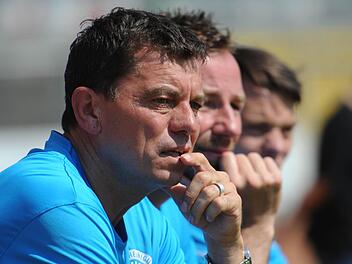 Die Sorgenfalten werden größer. Trainer Dieter Kurth steht nach fünf Spieltagen mit der SpVgg auf dem letzten Tabellenplatz. Foto: Peter Mularczyk