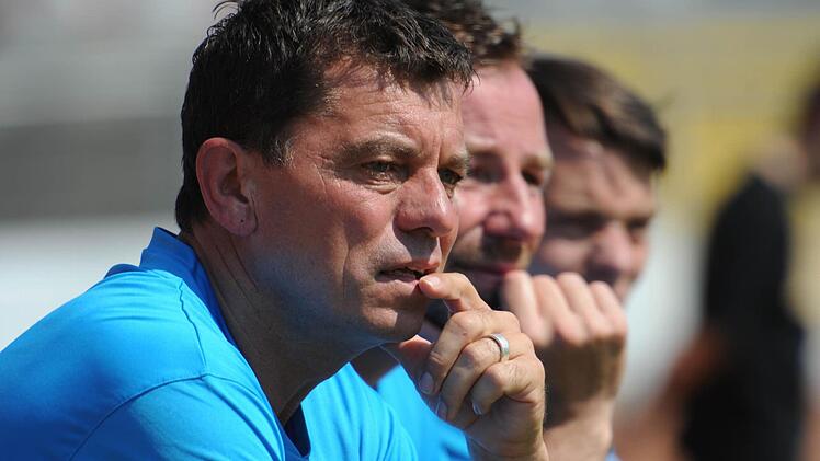 Die Sorgenfalten werden größer. Trainer Dieter Kurth steht nach fünf Spieltagen mit der SpVgg auf dem letzten Tabellenplatz. Foto: Peter Mularczyk