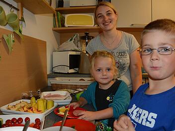 Melvin, Lenia und Andrea Gensler am neuen Buffet: Die Kinder können selbst entscheiden, was sie essen wollen, und sie können sich auch selber die Teller füllen. Foto: Elisabeth Assmann