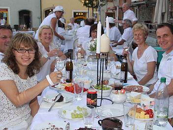 Der Riesen-Tisch hat eigens eine Whats-app-Gruppe gegründet, um die Vorbereitungen zu koordinieren. Foto: Sonja Adam