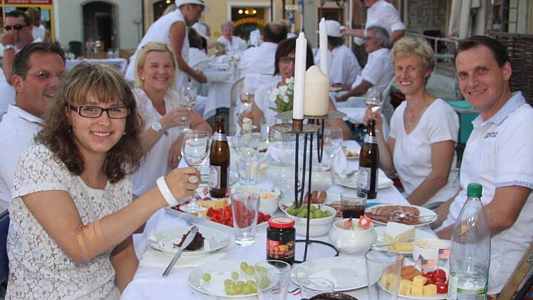 Der Riesen-Tisch hat eigens eine Whats-app-Gruppe gegründet, um die Vorbereitungen zu koordinieren. Foto: Sonja Adam