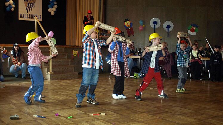 "Ich und mein Holz" - die "Minimänner" in Aktion Foto: Susanne Deuerling