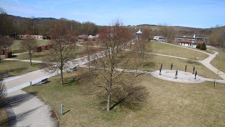 Blick von einem Gradierwerk herab auf die Skulpturengruppe von Wilhelm Uhlig und den Monopteros. Matthias Einwag