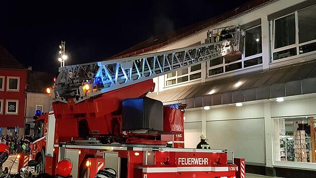 Mit der Drehleiter wurde die Rettung von Personen aus dem ersten Stock eines Kaufhauses demonstriert.Maria Löffler