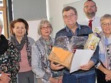 Kreisbereitschaftsleiter Stefan Schütz, die Stellvertretende BRK-Vorsitzende Rosemarie Göhring und BRK-Kreisgeschäftsführer Thomas Petrak (rechts) mit einem Teil der geehrten Blutspendehelfer  Foto: gst