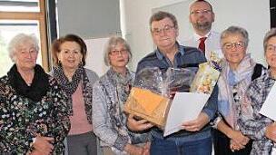 Kreisbereitschaftsleiter Stefan Schütz, die Stellvertretende BRK-Vorsitzende Rosemarie Göhring und BRK-Kreisgeschäftsführer Thomas Petrak (rechts) mit einem Teil der geehrten Blutspendehelfer  Foto: gst