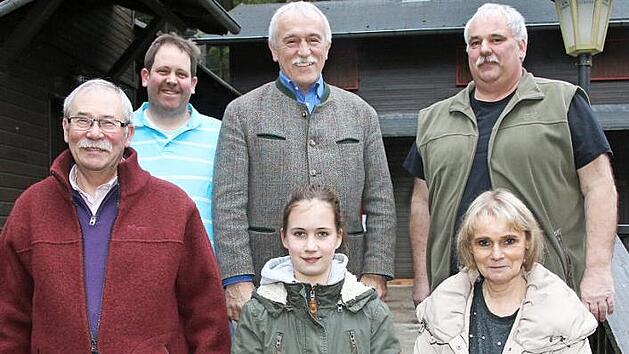 Die Naturfreunde Ortsgruppe Coburg zeichnete langjährige Mitglieder aus (von links): vorne: Herbert Matthäi, Hannah Schuster und Renate Spichal; hinten: Zweiter Vorsitzender Christian Müller, Zweiter Bürgermeister Werner Hanke und Vorsitzender Bernd Höhn.  Foto: Desombre