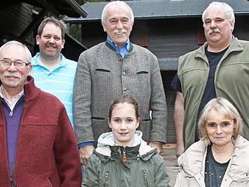 Die Naturfreunde Ortsgruppe Coburg zeichnete langjährige Mitglieder aus (von links): vorne: Herbert Matthäi, Hannah Schuster und Renate Spichal; hinten: Zweiter Vorsitzender Christian Müller, Zweiter Bürgermeister Werner Hanke und Vorsitzender Bernd Höhn.  Foto: Desombre