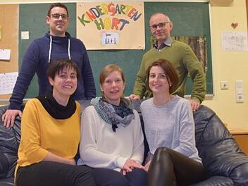 Der neue Vorstand der KiTa Schondra (vorne, von links):  Nadine Kirchner (Schriftführerin), Melanie Köth (Kassiererin), Nadine Leitsch (Zweite Vorsitzende)  sowie (hnten, von links): Marcus Markert (1. Vorsitzender), Diakon Horst Conze (Vertreter der Pfarrei St. Anna Schondra). Das Foto wurde mit Selbstauslöser aufgenommen. Foto: KiTa Schondra/Horst Conze