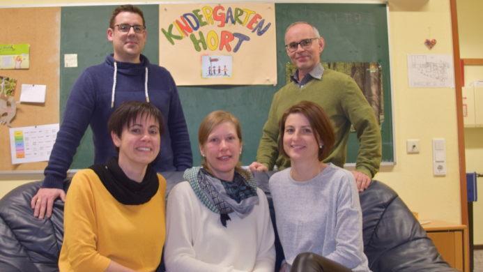Der neue Vorstand der KiTa Schondra (vorne, von links):  Nadine Kirchner (Schriftführerin), Melanie Köth (Kassiererin), Nadine Leitsch (Zweite Vorsitzende)  sowie (hnten, von links): Marcus Markert (1. Vorsitzender), Diakon Horst Conze (Vertreter der Pfarrei St. Anna Schondra). Das Foto wurde mit Selbstauslöser aufgenommen. Foto: KiTa Schondra/Horst Conze