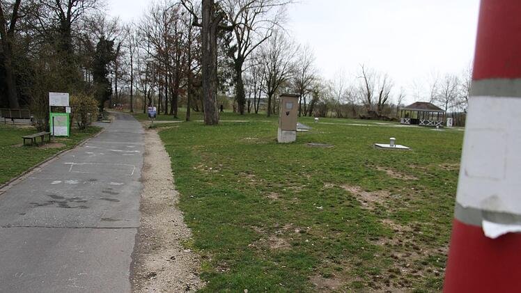 Ausgangsbeschränkung wegen des Coronavirus:     Nur ganz wenige gehen im Höchstadter  Engelgarten spazieren.  Foto: Christian Bauriedel