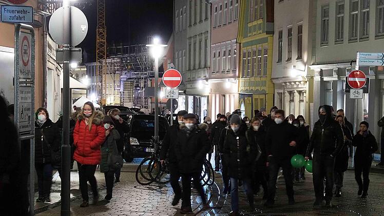 Für die "Spaziergänger" galt erneut eine Maskenpflicht.