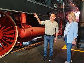 Letzte Vorbesprechungen am künftigen Trauort: Neuenmarkts Bürgermeister Alexander Wunderlich und Yvonne Nowak heiraten demnächst im Dampflokomotivmuseum Neuenmarkt. Foto: Christine Fischer