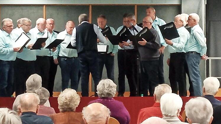 Der Männergesangverein Burgsinn auf der Bühne