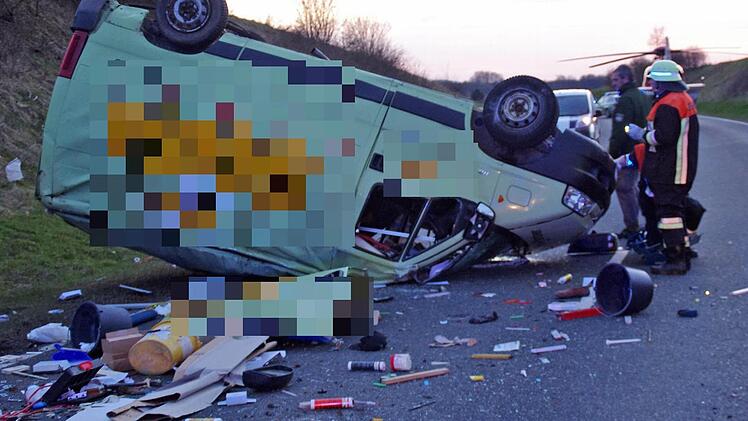 Teile des Wracks und seiner Ladung waren über die Fahrbahn verstreut. Foto: Marco Meißner